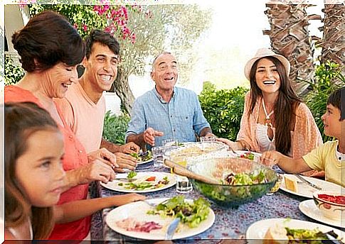 Family eats together to avoid emotional hunger