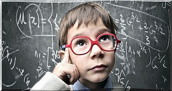 Children with glasses in front of the blackboard