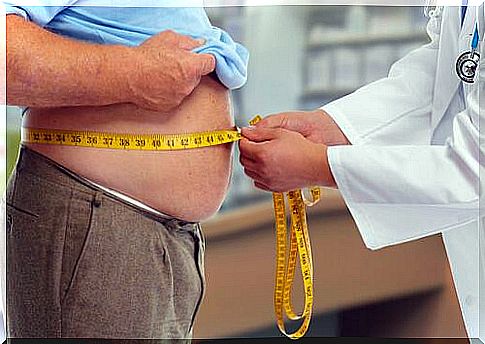 the doctor measures the circumference of the abdomen