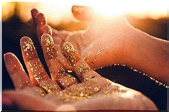 fingers with gold glitter.  Viktor Fankl