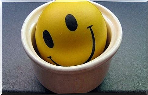 A smiley lying in a bowl